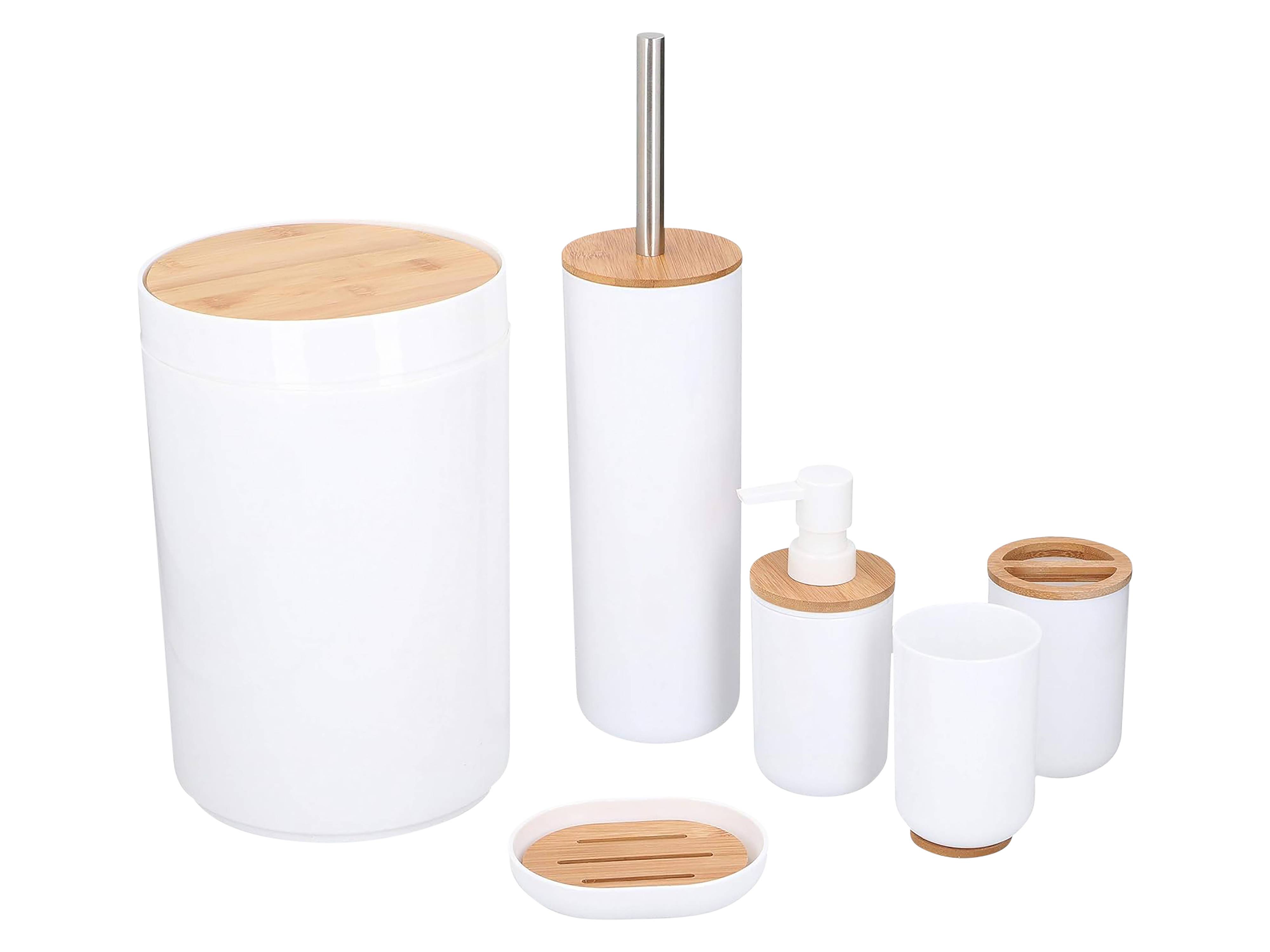 Weiß und Bambus Badezimmer-Set bestehend aus einem Abfallbehälter, Toilettenbürsten-Halter, Seifenspender, Becher, Tasse und Seifenschale, vor weißem Hintergrund.
