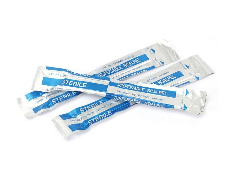 Einzeln verpackte sterile Einweg-Skalpelle mit der Aufschrift „DISPOSABLE SCALPEL