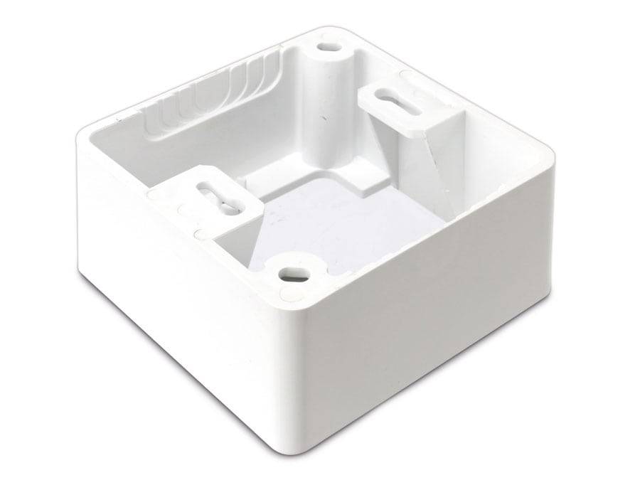 Ein weißer, quadratischer elektrischer Unterputzkasten mit abgerundeten Ecken, mehreren Schraubenlöchern und Kabeleinführungspunkten auf einer Seite.