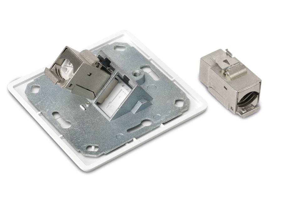 Eine zerlegte Wandplatte mit einer Keystone-Buchse für Netzwerkabelverbindung, die ihre metallischen und kunststofflichen Komponenten zeigt.