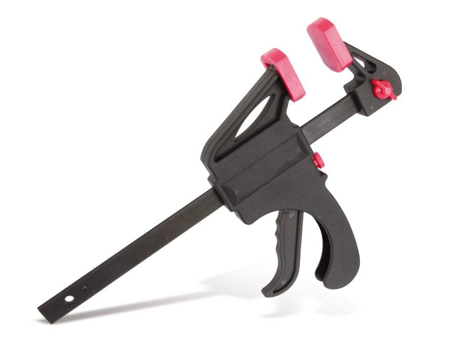 Eine schwarz-rote Schraubzwinge mit verstellbaren Backen, entworfen zum sicheren Festhalten von Objekten während Konstruktions- oder Reparaturarbeiten.