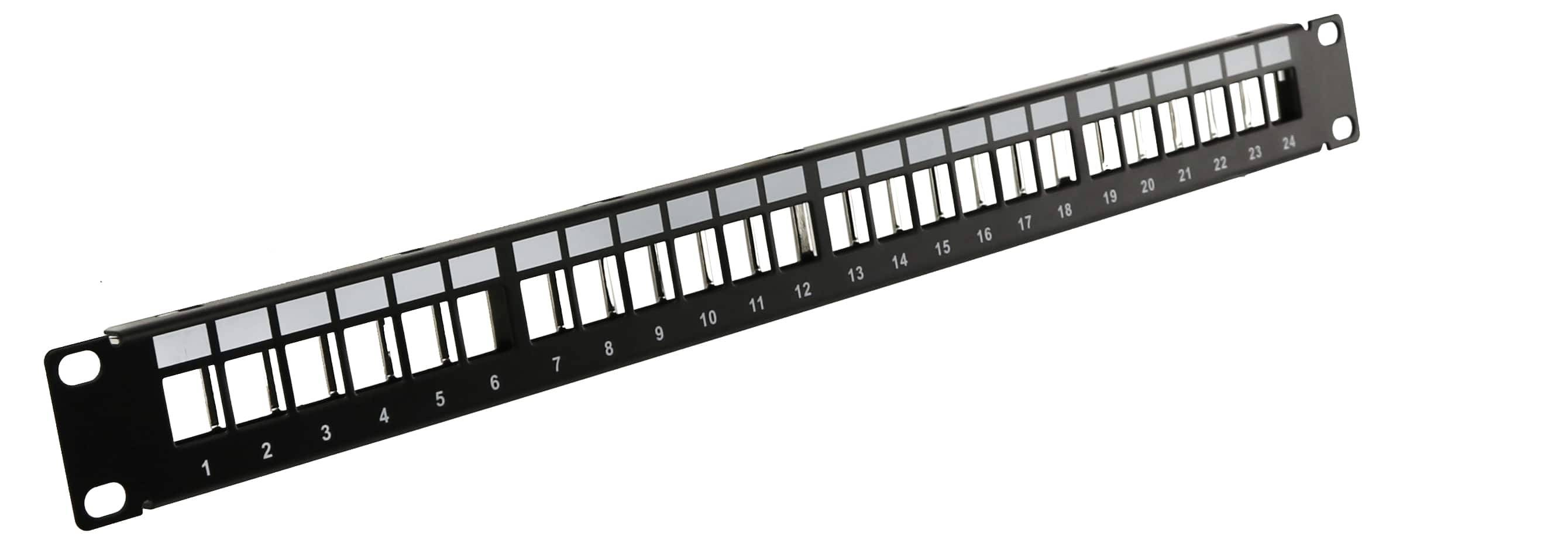 Ein schwarzes Patchfeld mit 24 nummerierten Anschlüssen von 1 bis 24, aus einem Winkel dargestellt, wird für die Verwaltung und Organisation von Netzwerkkabeln verwendet.