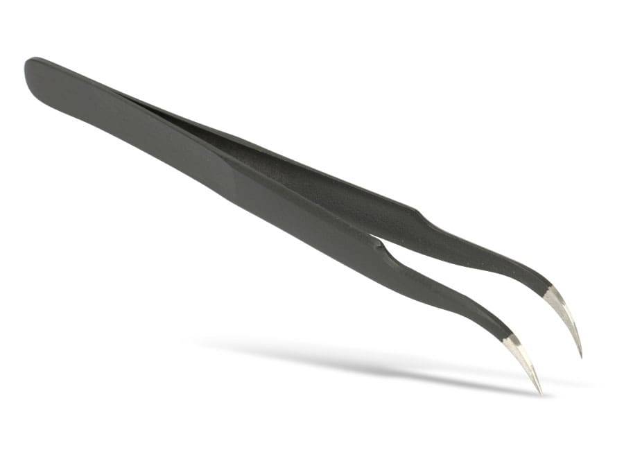Nahaufnahme von angewinkelten schwarzen Pinzetten mit scharfen, spitzen Enden auf weißem Hintergrund.