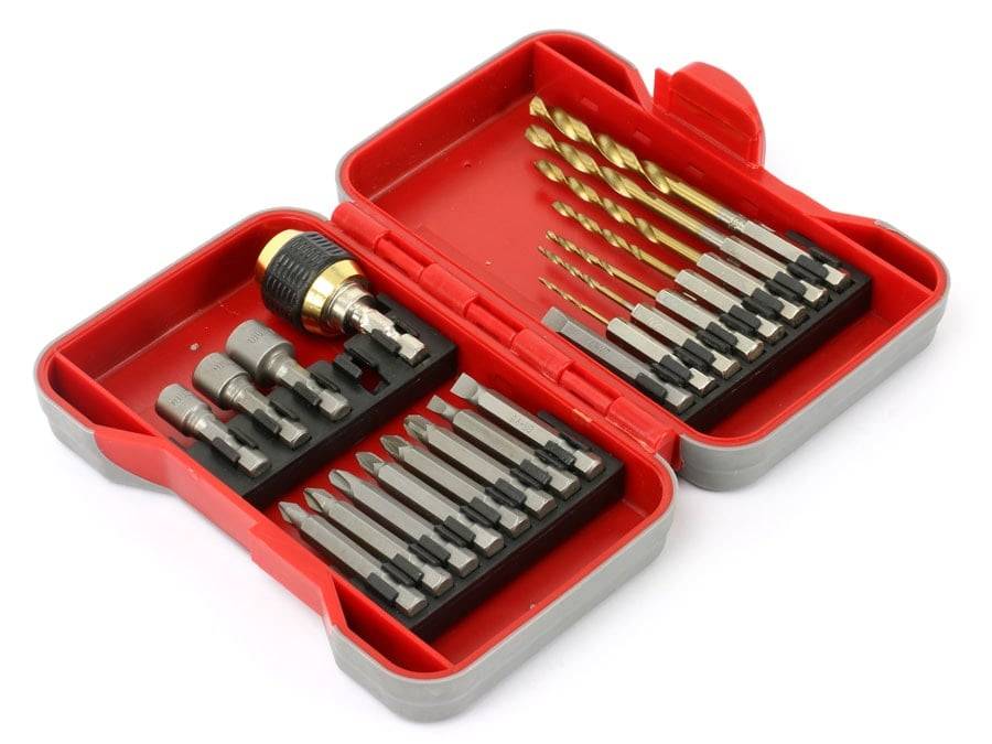 Ein rotes und graues Etui mit einem Satz Bohraufsätze und Schraubendreherköpfe, einschließlich Flachkopf-, Phillips- und Sechskant-Typen, ordentlich organisiert.