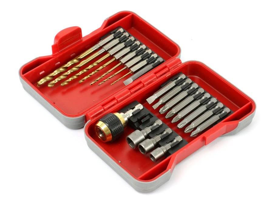 Rot-graues Bohrersatz mit verschiedenen Bohrern, Schraubendreherköpfen und Steckschlüsseln, ordentlich in einem kompakten Koffer angeordnet.