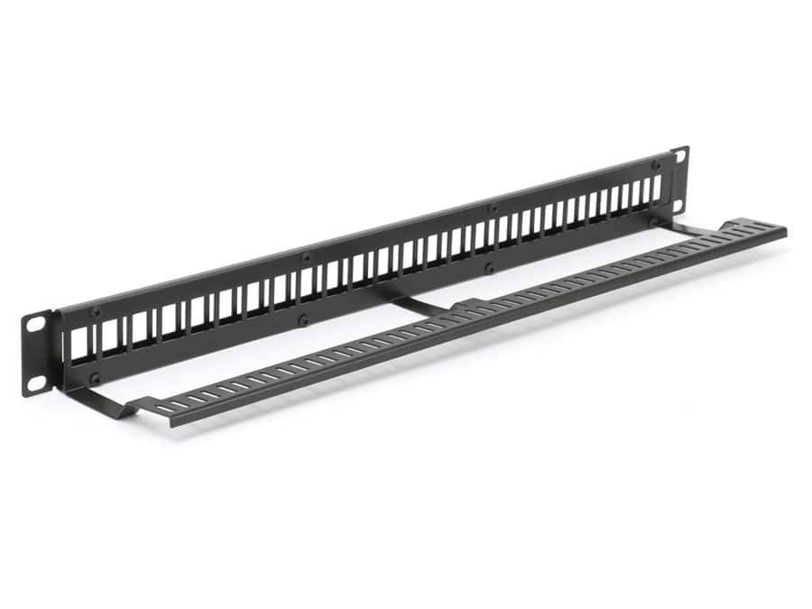 Ein schwarzes horizontales Kabelmanagement-Panel mit Schlitzen und einer Abdeckung zum Organisieren von Kabeln in einem Rack oder Netzwerk-Setup.