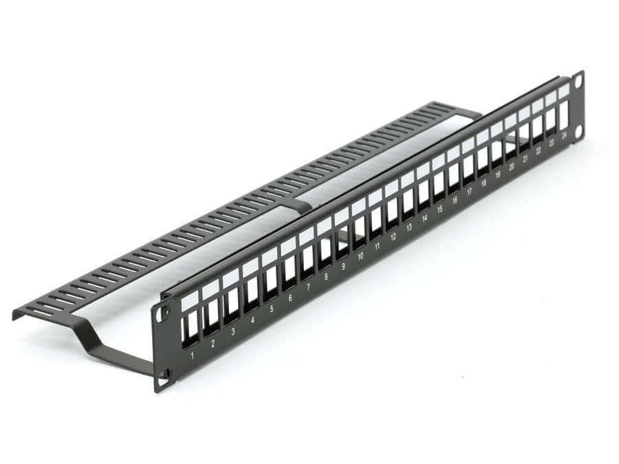Ein Metallpatchpanel mit nummerierten Anschlüssen zur Organisation von Kabeln in einer Netzwerkeinrichtung, mit einer Kabelmanagement-Leiste über den Anschlüssen.