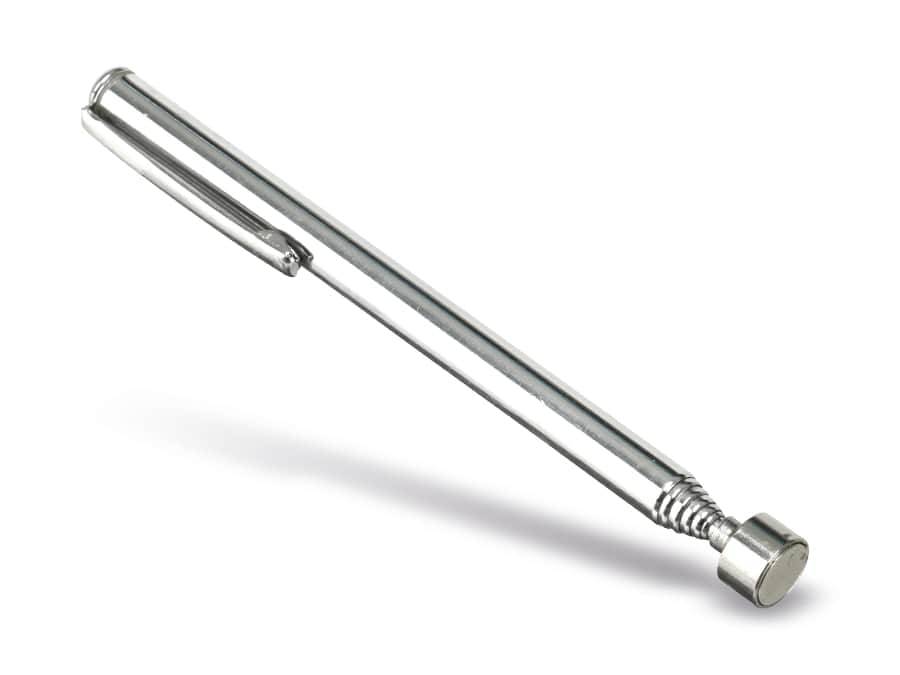 Ein verchromtes ausziehbares Magnetpickup-Werkzeug mit Taschenklemme und rundem Magnetkopf.