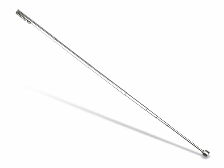 Ein langer, dünner Silberstab, der diagonal gegen einen weißen Hintergrund positioniert ist.