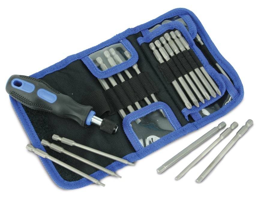 Ein Werkzeugsatz mit einem schwarzblauen Koffer, der verschiedene Schraubendreher-Bits und einen Griff enthält, auf einer hellen Oberfläche angezeigt.
