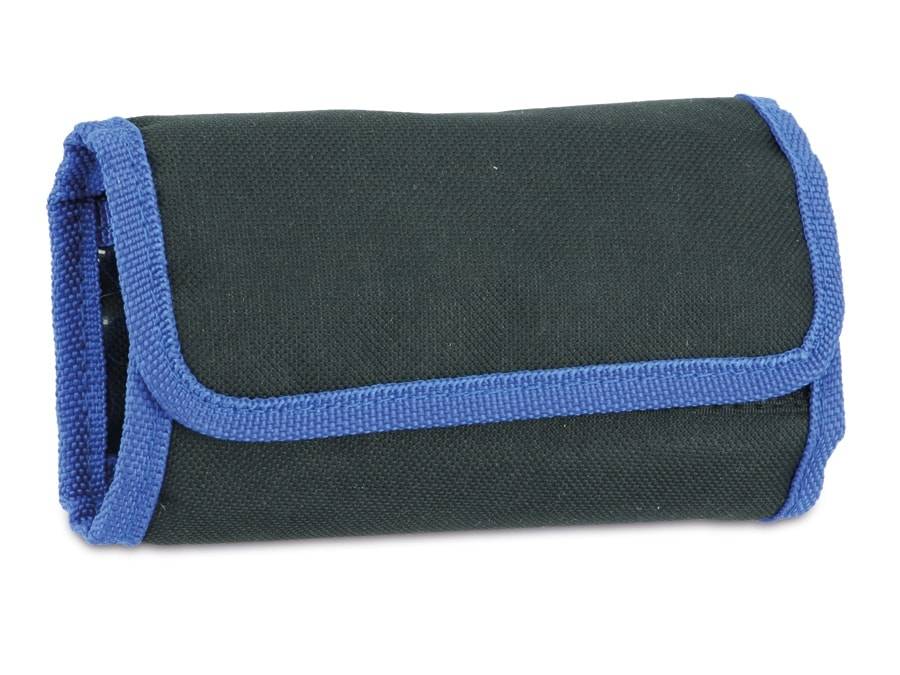 Ein schwarzer Stoffbeutel mit blauem Besatz, geschlossen und flach liegend.