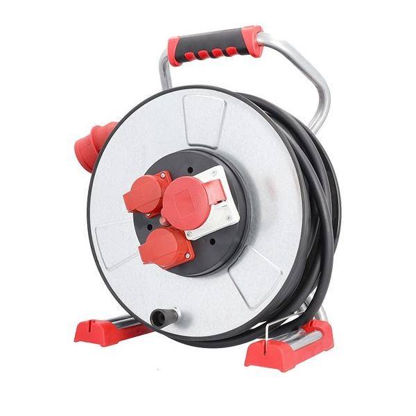 Eine Metallaufrolvorrichtung für Verlängerungskabel mit drei roten Elektrosteckdosen, schwarz umwickeltem Kabel und einem Griff oben.