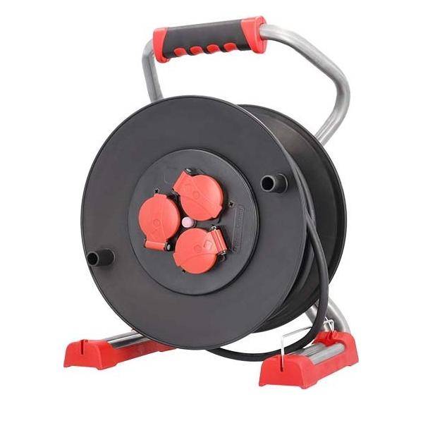 Eine schwarze und rote Kabeltrommel mit einem Griff, ausgestattet mit mehreren Steckdosen an der Vorderseite.