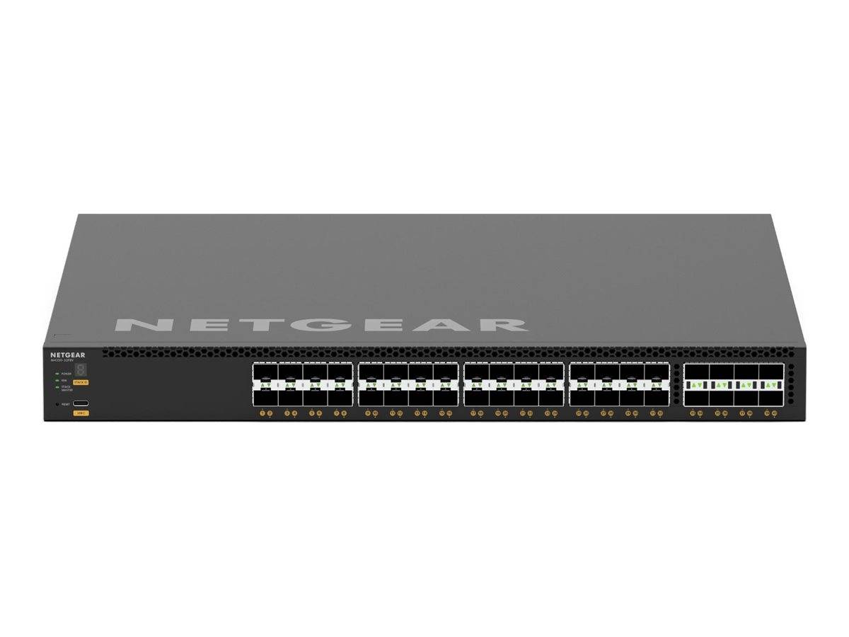 Frontansicht eines NETGEAR-Netzwerk-Switches mit mehreren Ethernet-Anschlüssen und Statusleuchten auf einem grauen Rack-Mount-Gehäuse.