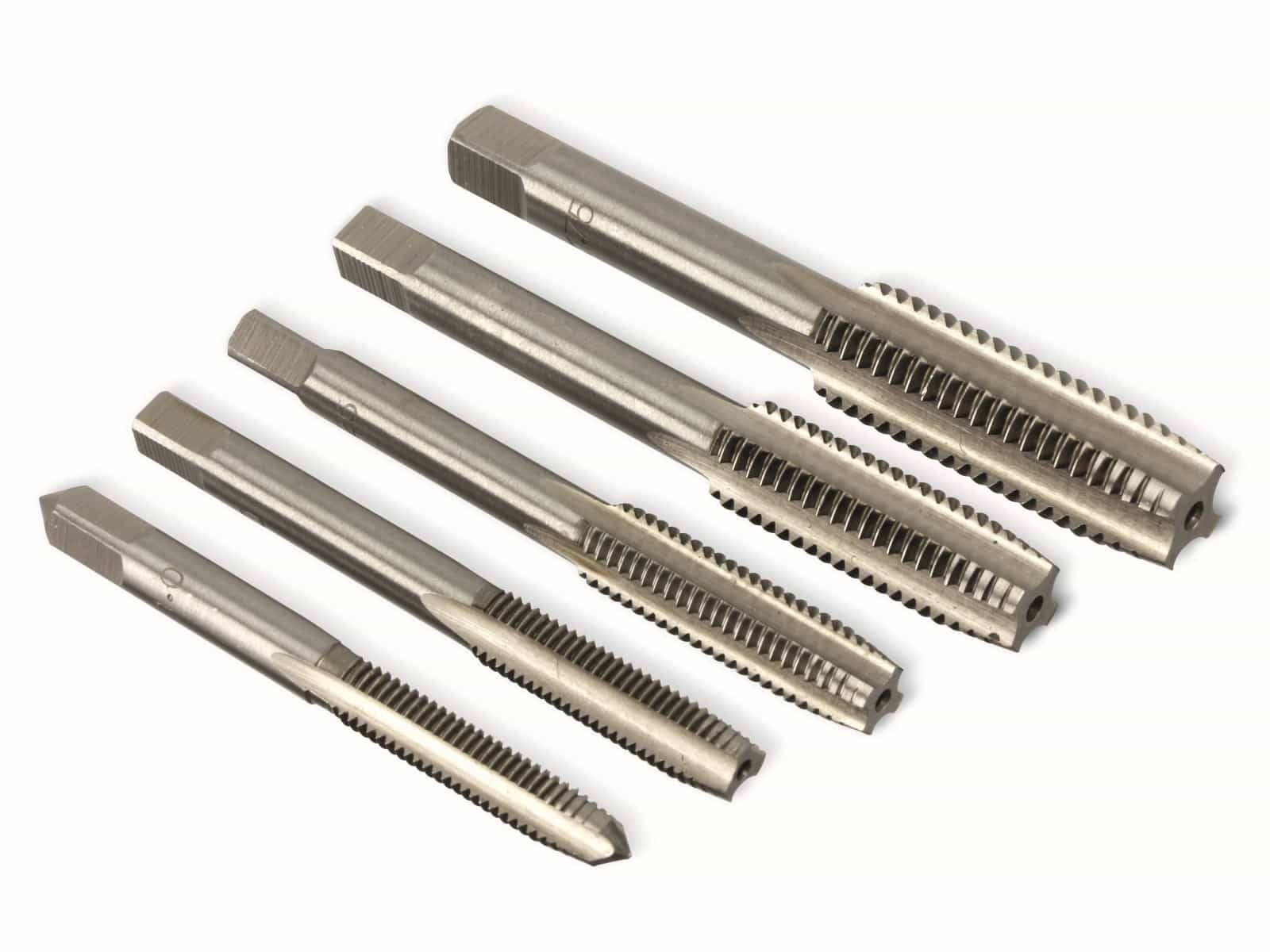 Ein Satz von fünf Metallgewindebohrern in unterschiedlichen Größen, die zum Schneiden von Gewinden in Löchern verwendet werden, um mit Schrauben oder Bolzen übereinzustimmen.