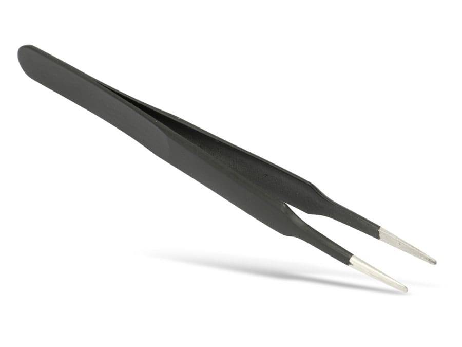 Ein Paar präzisions-schwarze Pinzetten mit spitzen Edelstahlspitzen, die auf weißem Hintergrund liegen.