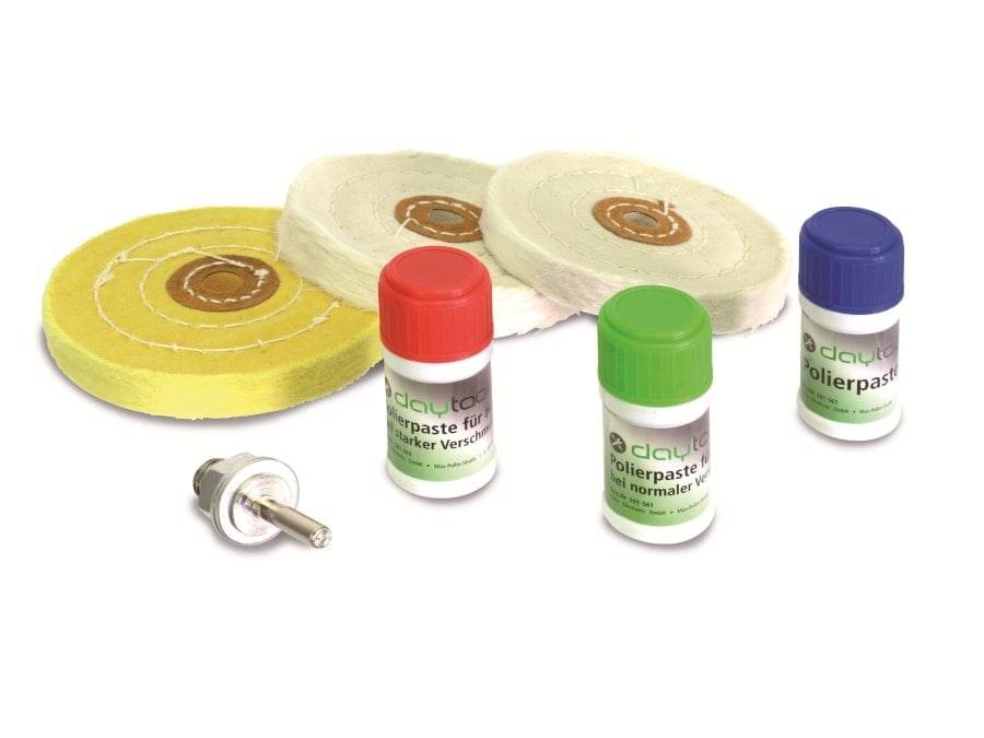 Reinigungsset zum Polieren und Behandeln von Oberflächen, bestehend aus zwei Poliertüchern, zwei roten und grünen Pastenfläschchen und einer Metallbefestigung.
