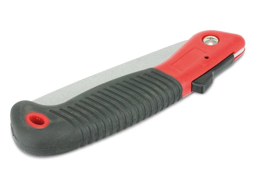 Ein kompaktes Klappmesser mit einem rot und schwarz strukturierten Griff, das für einen bequemen Griff und Sicherheit entwickelt wurde.