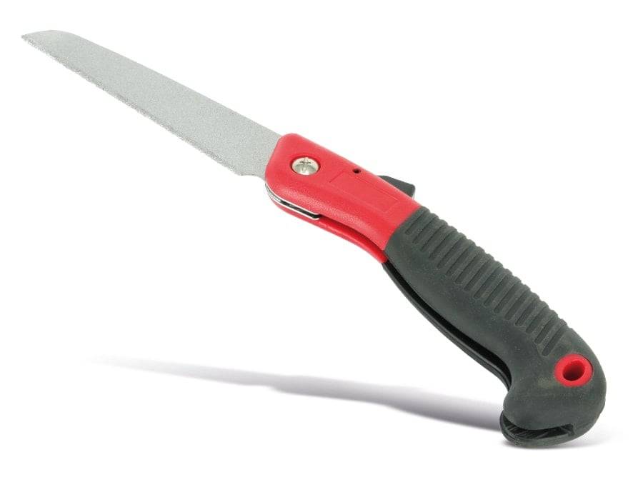 Eine Klappsäge zum Schneiden von Baumaterial mit einem rot-schwarzen Griff, mit einer teilweise ausgefahrenen, scharfzahnigen Klinge, die zum Schneiden von Holz verwendet wird.