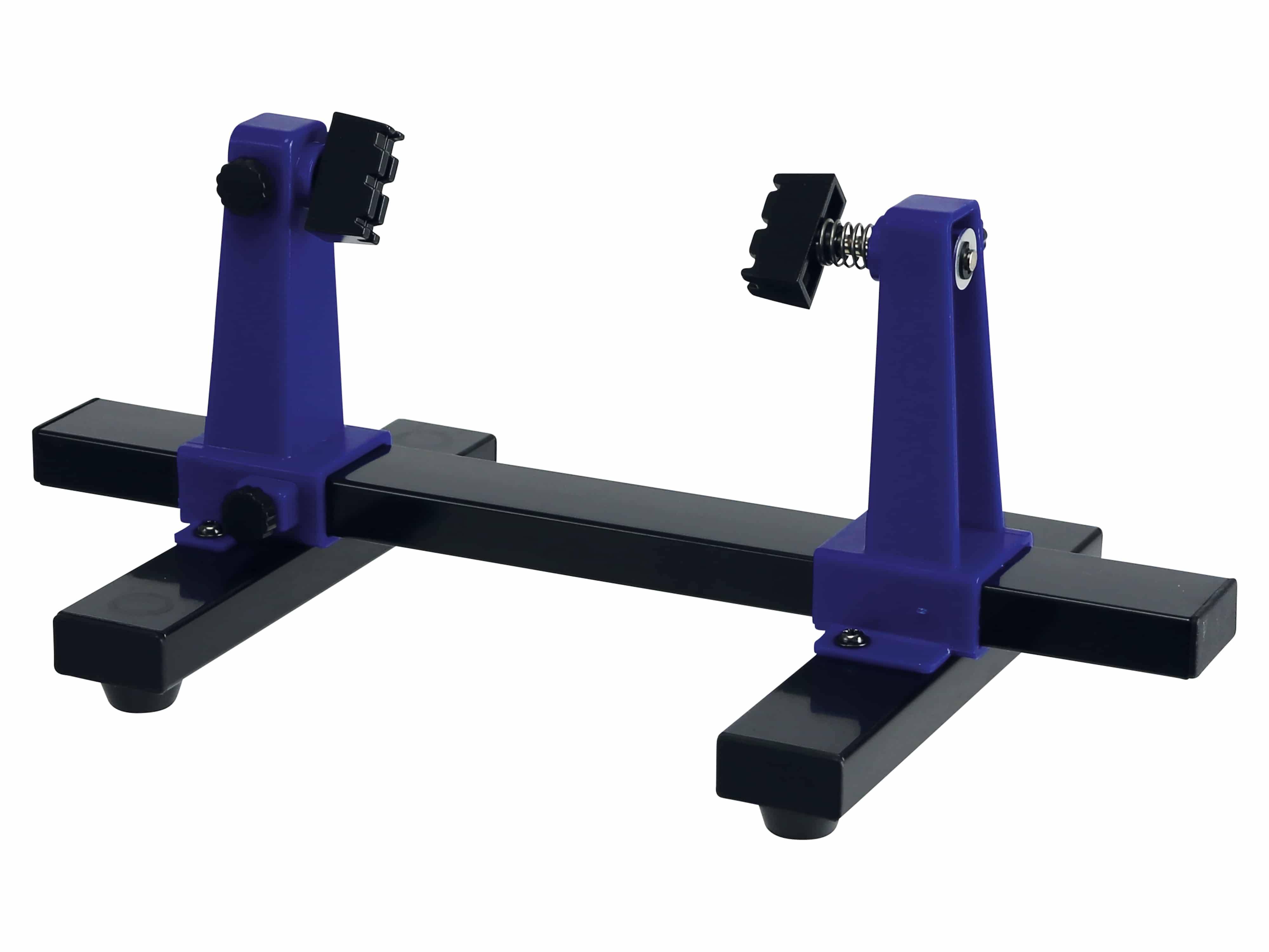 Ein blau-schwarzer Modellständer mit verstellbaren Klemmen, entworfen, um Objekte sicher für die Ausstellung oder Fotografie zu halten.