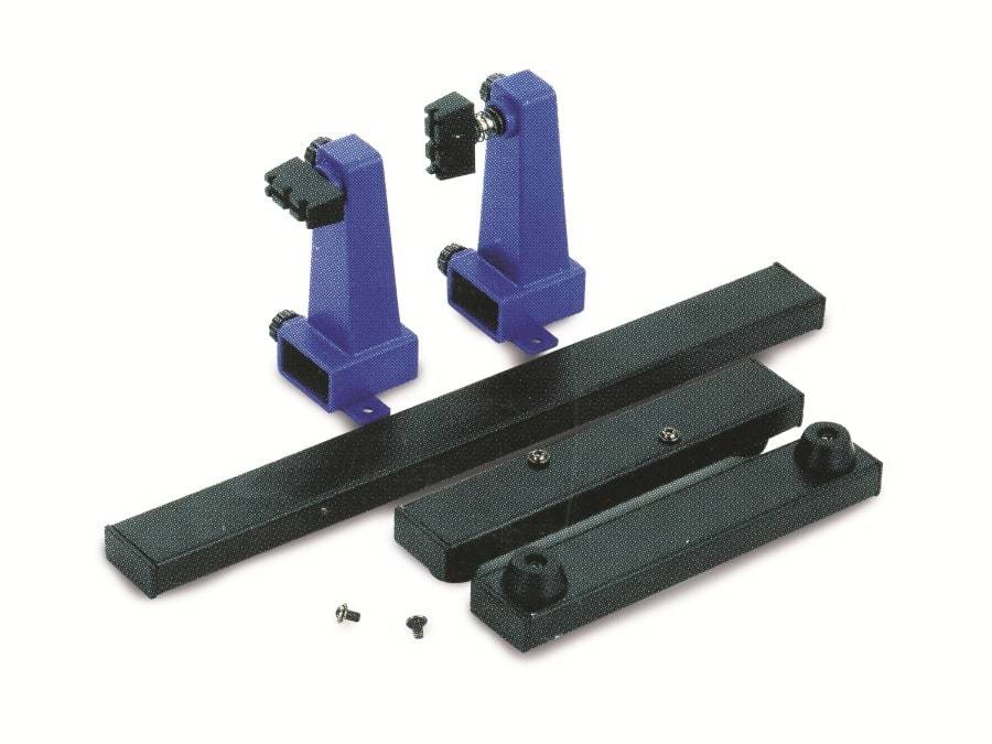 Bild mehrerer schwarzer und violetter Kunststoffteile, einschließlich Halterungen und Stangen, möglicherweise Komponenten für eine Montage, mit kleinen Schrauben in der Nähe.