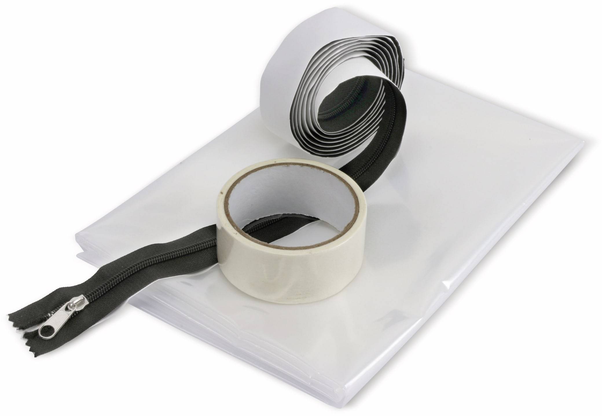 Eine Rolle weißes Panzertape und ein Stück schwarzer Reißverschluss liegen auf einem durchsichtigen Kunststoffblatt, was auf Materialien für ein Bastelprojekt hindeutet.