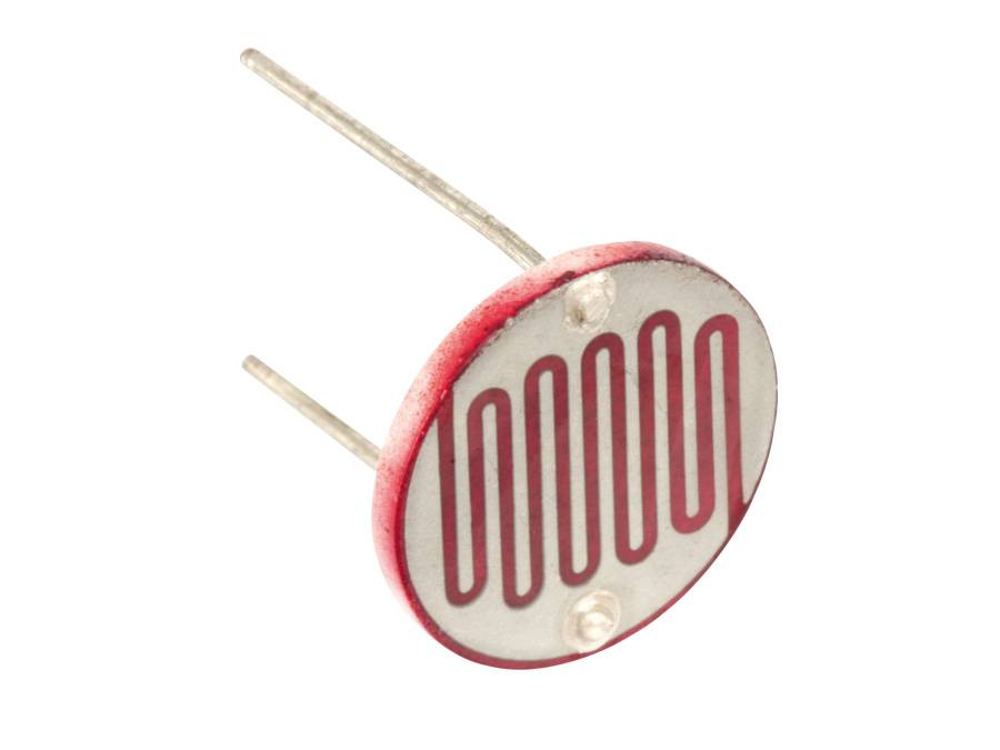 Fotografie eines lichtemfindlichen Widerstands (LDR) mit einer runden, flachen Form und einem Zickzackmuster auf der Oberfläche, das zur Erkennung von Lichtstärken verwendet wird.