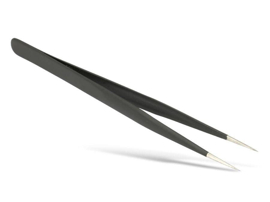 Ein Paar Präzisions-Pinzetten in Schwarz mit feinen Spitzen, leicht nach oben gewinkelt, vor einem einfachen weißen Hintergrund abgebildet.