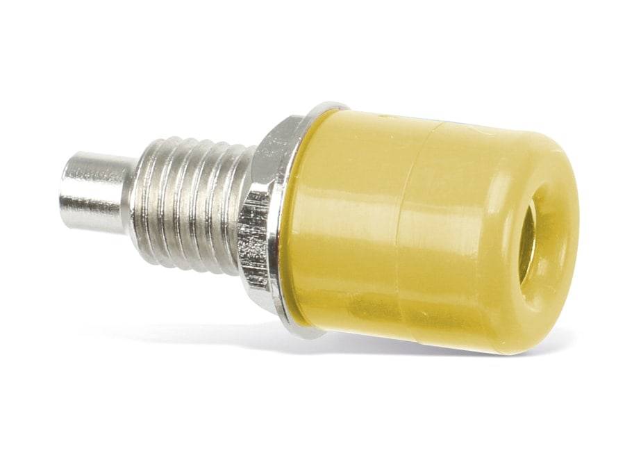 Ein Nahaufnahmebild eines Metall- und gelben Kunststoffschraubenkonnektors, der in industriellen oder mechanischen Anwendungen verwendet wird, vor weißem Hintergrund.