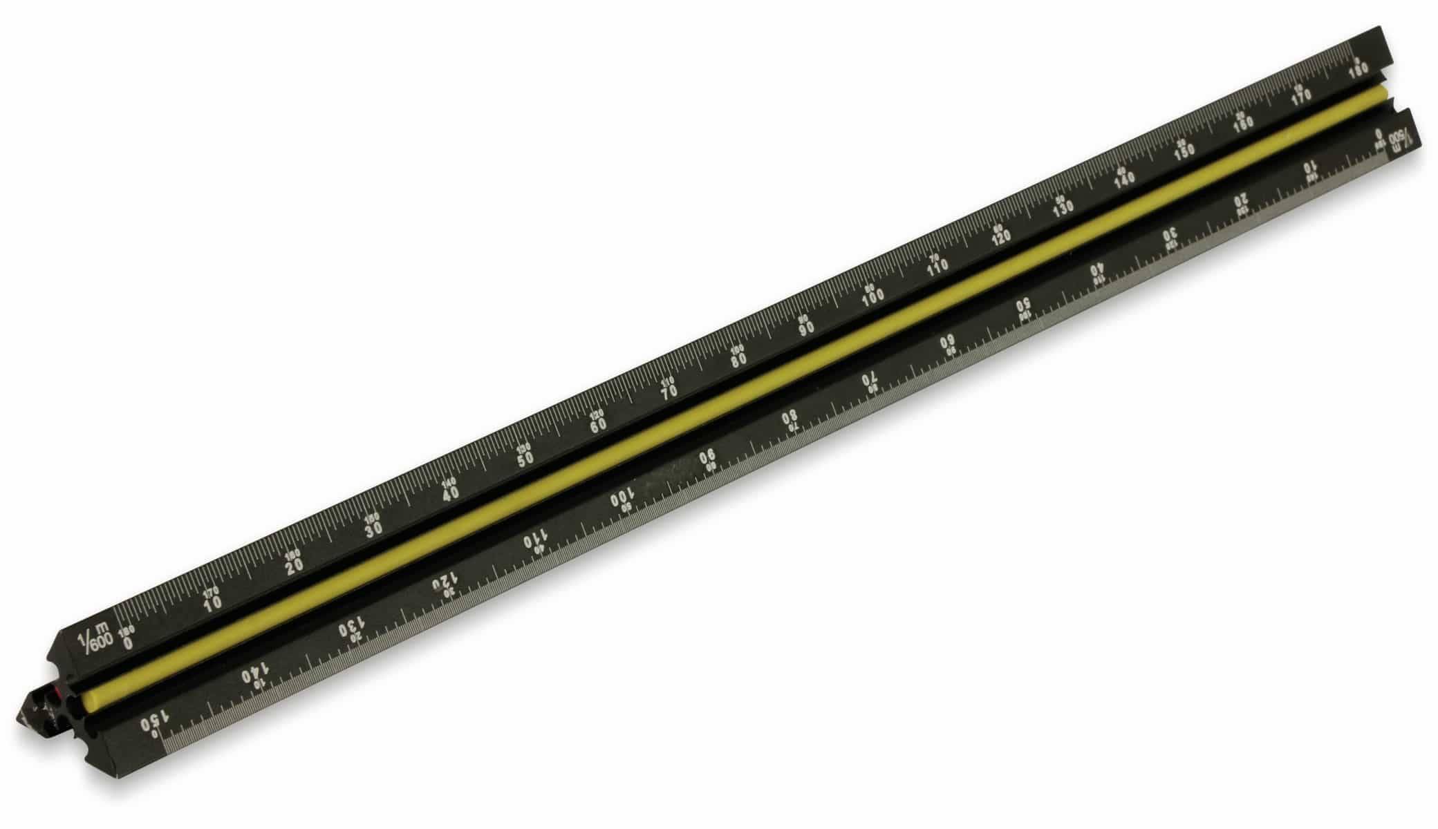 Ein schwarz-gelbes dreieckiges Lineal mit weißen Messskalen, die metrische Messungen in Millimetern und Zentimetern anzeigt.