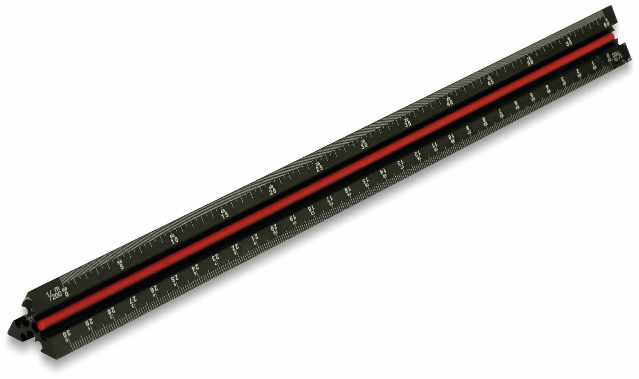 Ein schwarzes dreieckiges Lineal mit weißen und grünen Messskalen und Zahlen. Es enthält sowohl metrische als auch imperiale Skalen.