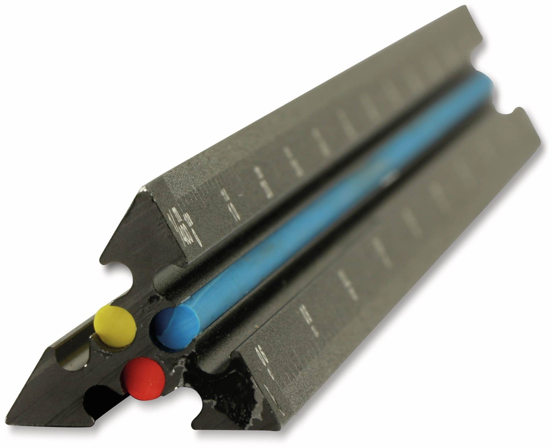 Nahaufnahme eines dreieckigen Bleistifts mit mehreren farbigen Minen: schwarz, rot, blau und gelb, vor weißem Hintergrund.