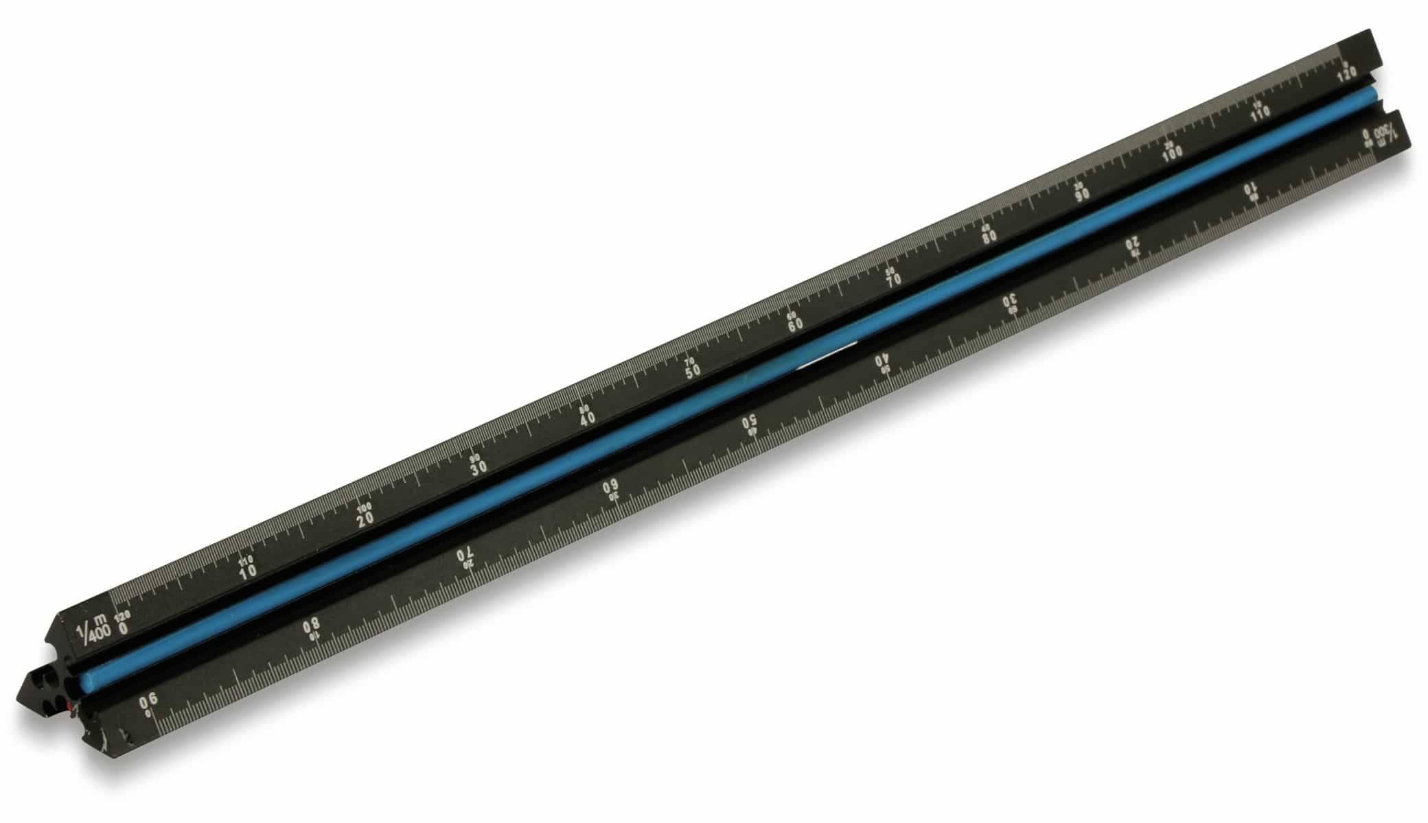 Ein schwarzer und blauer dreieckiger Lineal mit weißen Messemarkierungen, die sowohl Zentimeter als auch Zoll anzeigen.