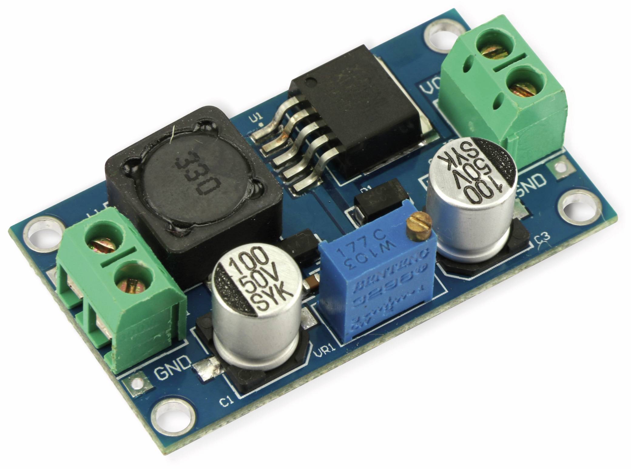 Eine blaue Leiterplatte mit Kondensatoren, Widerständen und Anschlussklemmen. Wird häufig in der Elektronik zur Spannungsregelung verwendet.