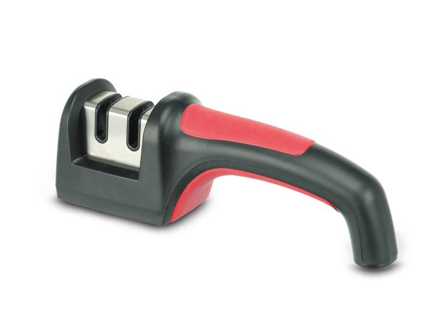Ein rot und schwarz gehaltener tragbarer Messerschärfer mit zwei Schlitzen zum Schärfen und Abziehen von Klingen, mit ergonomischem Griff.