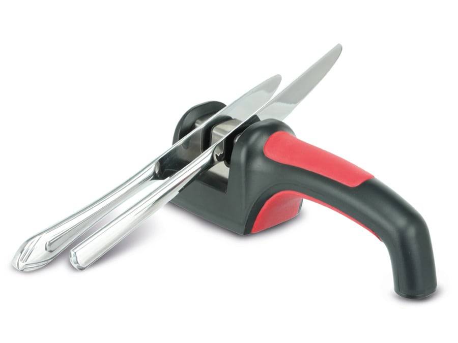 Ein Messer wird mit einem rot und schwarz gefärbten tragbaren Schärfer geschärft, wobei die Funktionalität und Benutzerfreundlichkeit des Werkzeugs betont werden.