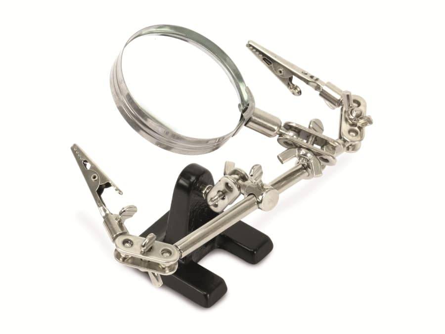 Ein Metall-Löthelfer-Werkzeug mit einer Lupe und verstellbaren Krokodilklemmen auf einem stabilen Sockel zum Halten von kleinen Gegenständen.