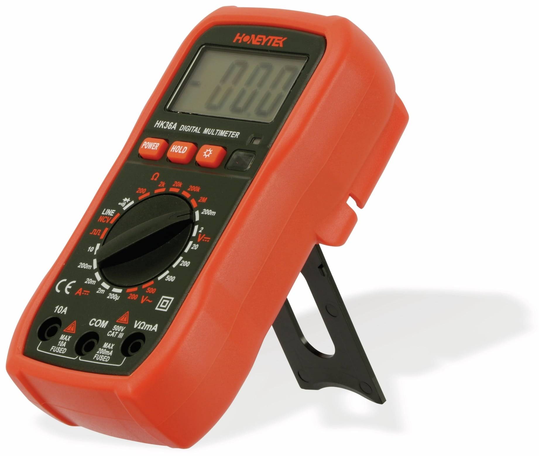 Ein rotes digitales Multimeter mit schwarzem Zifferblatt und Display, eingestellt zum Messen von Spannung, auf einem klappbaren Ständer, leicht zur Seite geneigt.