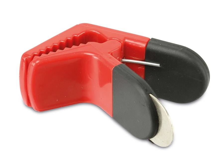 Ein rot-schwarzer Heftklammernentferner mit einem Metallkrallen-Ende, verwendet zum Entfernen von Heftklammern aus Dokumenten.