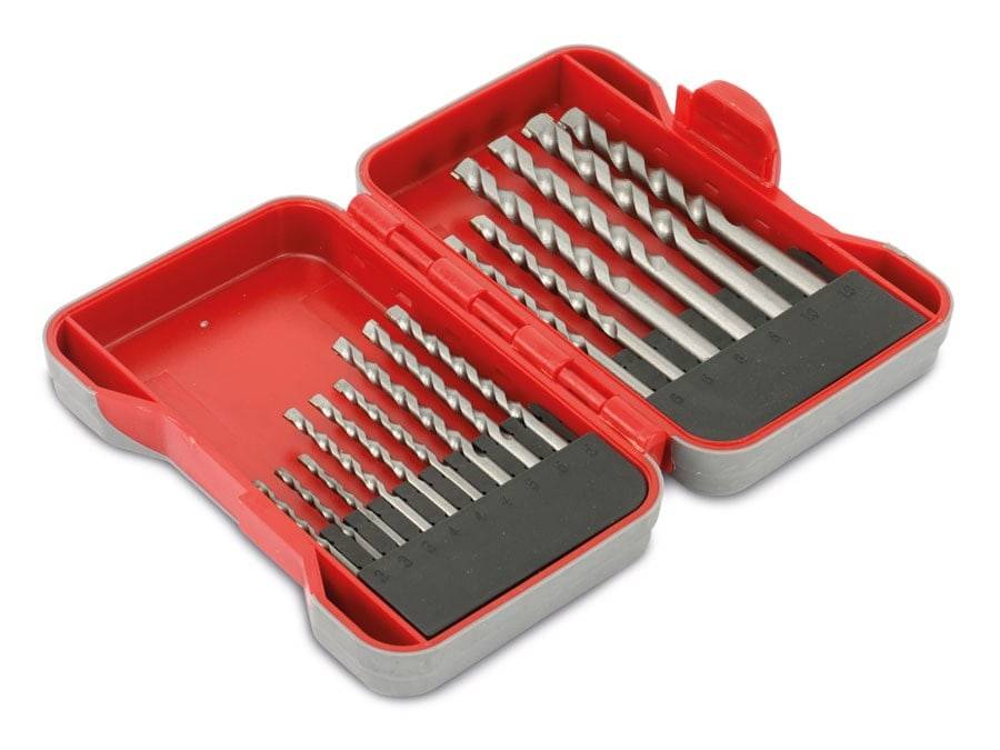 Ein Satz Metallbohrer in verschiedenen Größen, organisiert in einem offenen rot-schwarzen Kunststoffkoffer, wobei jeder Bohrer in einzelnen Schlitzen gehalten wird.