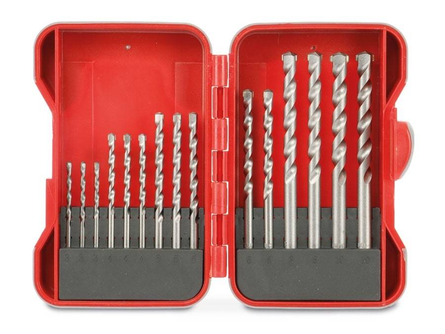 Ein rotes Kunststoffgehäuse mit einem Satz von 14 Metallbohrern in verschiedenen Größen, angeordnet vom kleinsten zum größten.