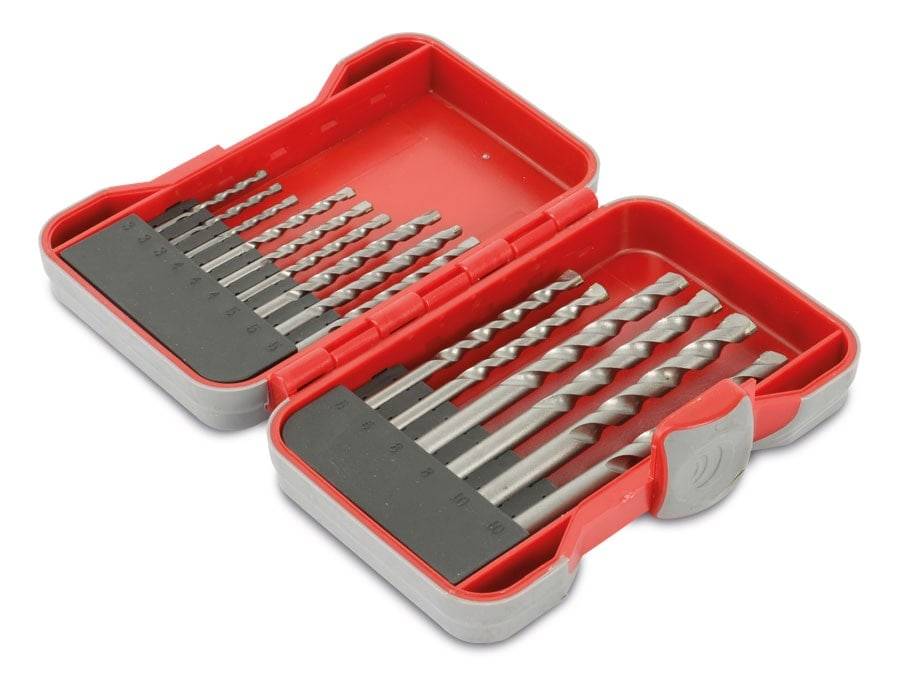 Ein Satz von 13 Metallbohrern in verschiedenen Größen, organisiert in einem rot und grau gemusterten Kunststoffkoffer.