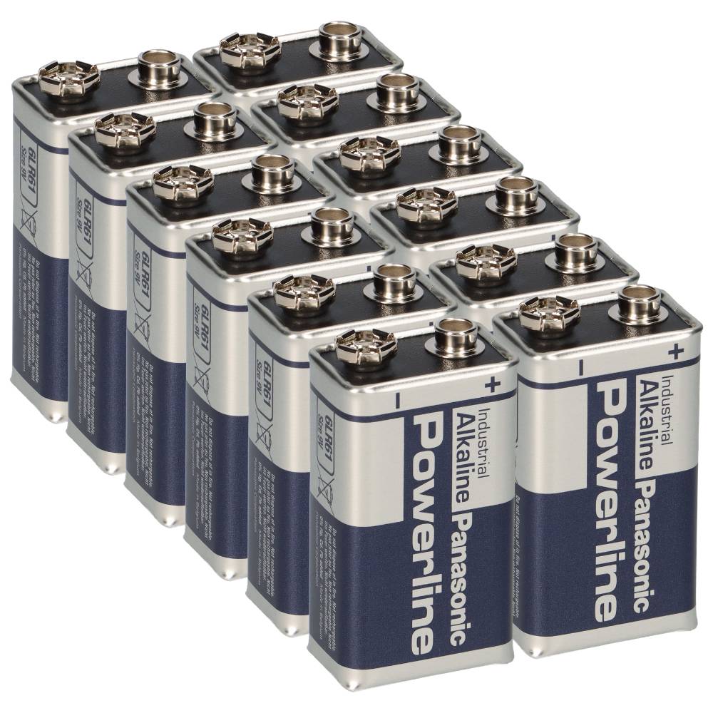 Stapel von Panasonic Powerline Industrie-Alkali-9V-Batterien, gruppiert zusammen auf weißem Hintergrund dargestellt.