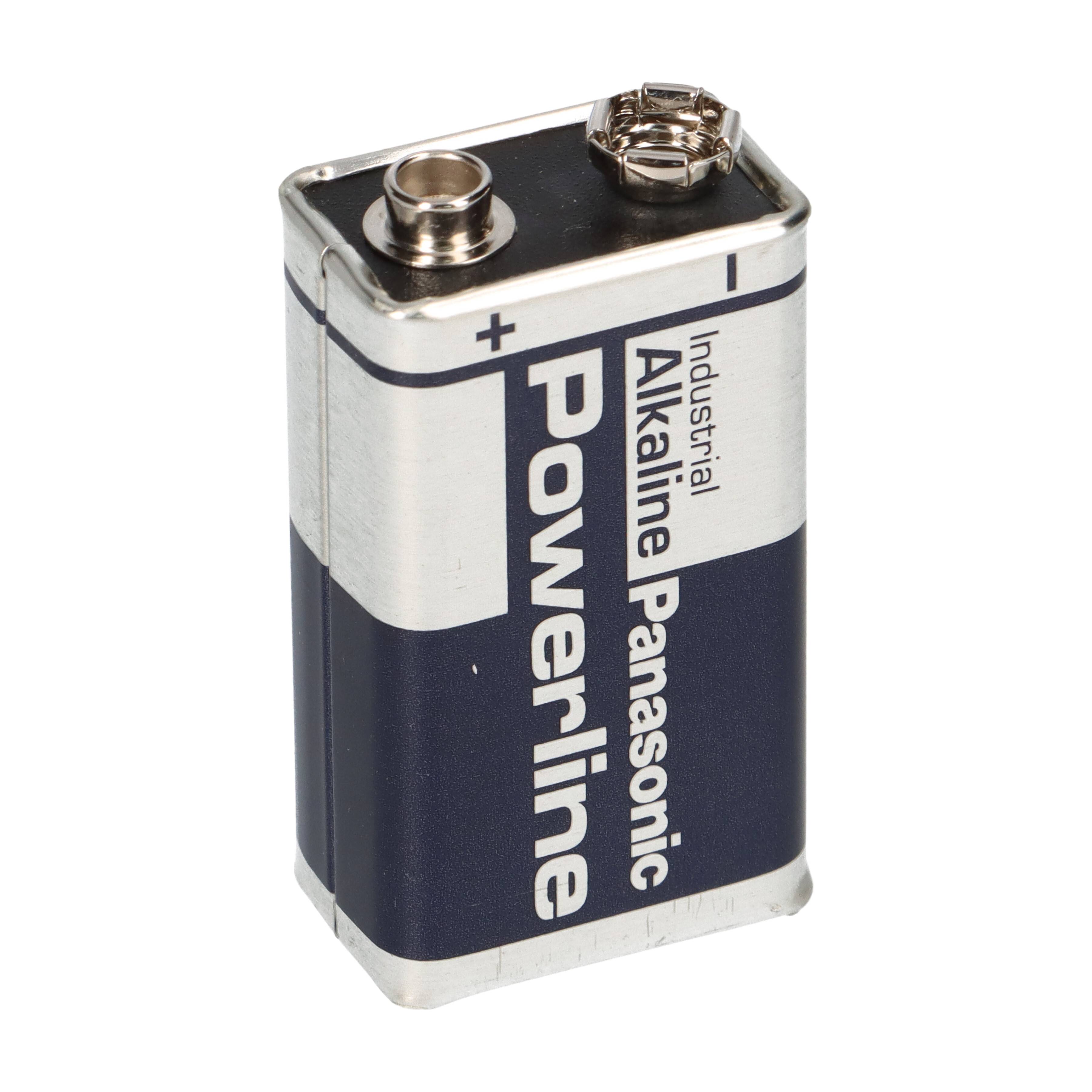 Eine Panasonic Powerline Industrie-Alkaline 9V-Batterie auf weißem Hintergrund, zeigt die oberen Anschlüsse und das Etikett.