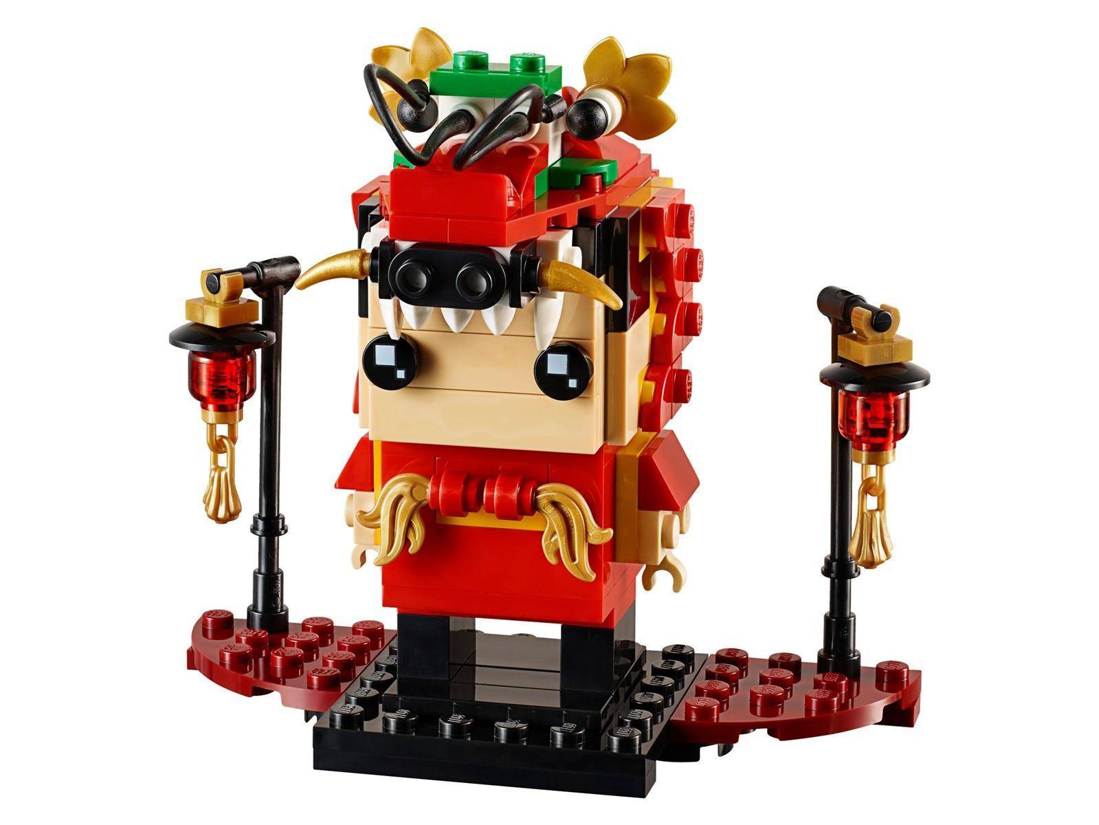 LEGO-ähnliche rote Roboterfigur mit goldenen Akzenten, die auf einem schwarzen Sockel steht, flankiert von zwei laternenähnlichen Ständern.