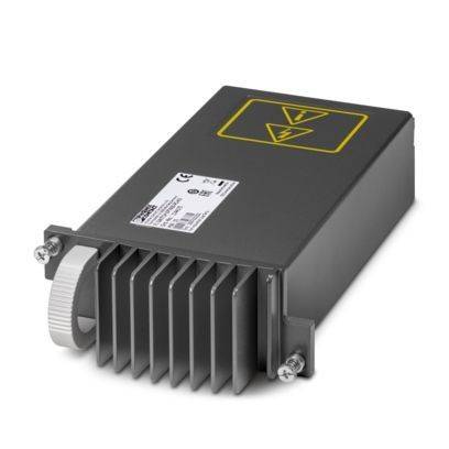 Eine rechteckige Metallkomponente mit Kühlrippen, mit Beschriftung und Warnsymbolen, wahrscheinlich ein elektrisches Teil oder Gerät.