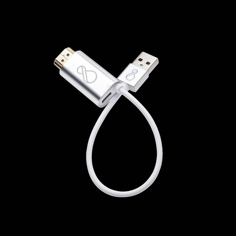 Ein USB-C-Ladekabel mit weißer geflochtener Textur und silbernen Anschlüssen; ein Ende ist USB-C und das andere USB-A, auf einem schwarzen Hintergrund platziert.
