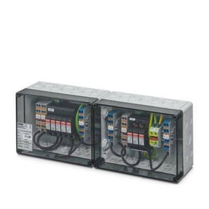 Ein Blick auf zwei transparente elektrische Verteilerkästen, die Verkabelung, Schutzschalter und Komponenten im Inneren zeigen, an einer Wand montiert.