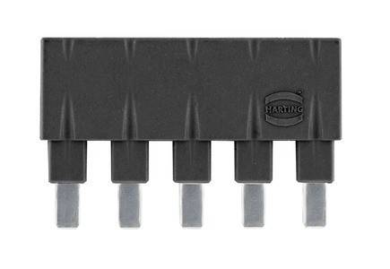 Eine Nahaufnahme eines schwarzen elektronischen Steckverbinders mit Metallstiften, auf dessen Kunststoffoberfläche das Markenlogo 'HARTING' eingeprägt ist.