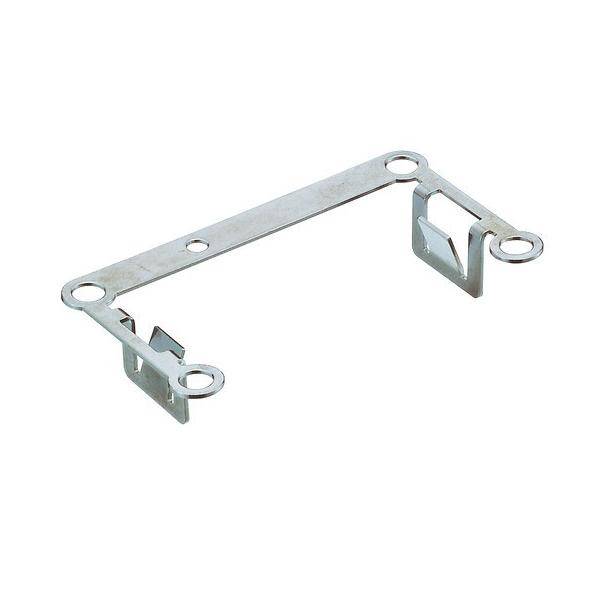 Eine rechteckige Metallhalterung mit vier Löchern, konzipiert zum Montieren oder Befestigen von Komponenten.